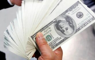 Dólar interrompe sequência de quedas, mas continua abaixo de R$ 5,80
