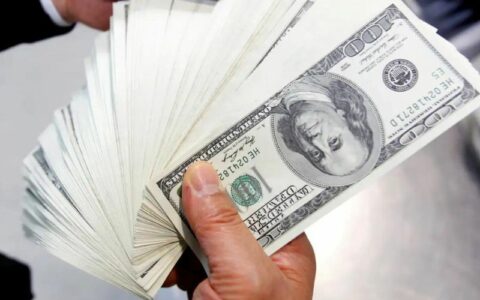 Dólar interrompe sequência de quedas, mas continua abaixo de R$ 5,80
