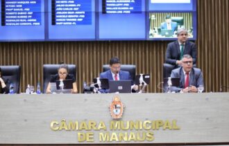 Vereador Caio André leitura do parecer da procuradoria da CMM a favor da CPI da Semcom (Foto: Mauro Pereira/CMM)