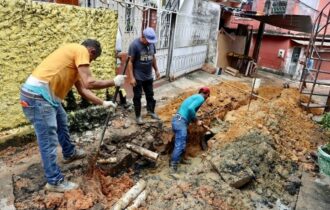 Prefeitura de Manaus atua na instalação de drenagem em beco na Compensa