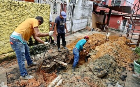 Prefeitura de Manaus atua na instalação de drenagem em beco na Compensa