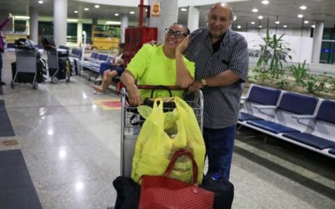Amazonenses afetados pelas enchentes do RS desembarcam em Manaus