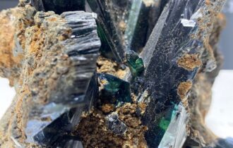 Polícia apreende quase uma tonelada de pedra do mineral vivianita em embarcação no Rio Negro
