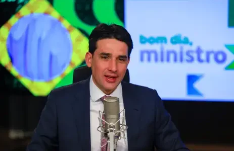 Passagens aéreas não devem subir após fusão de empresas, diz ministro