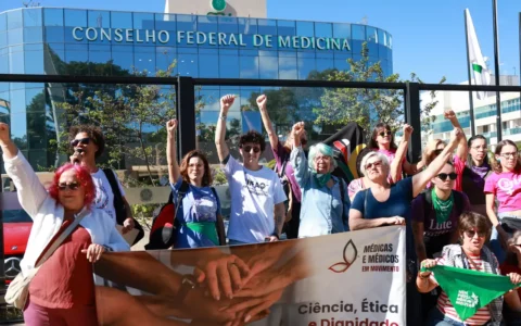 Mulheres protestam contra norma do CF