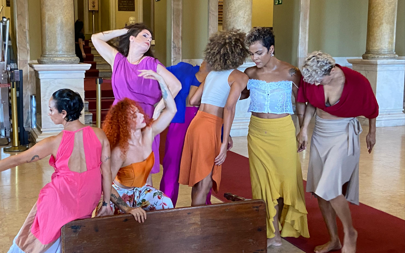 Bailarinas e mães do Corpo de Dança do Amazonas (Foto: Divulgação Secretaria de Cultura e Economia Criativa) Teatro Amazonas é palco da homenagem ‘De mãe para Mãe’