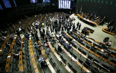 Câmara revoga novo DPVAT e limita bloqueio de emendas