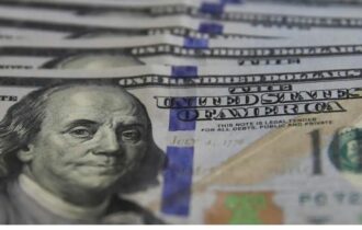 Dólar cai para R$ 5,11 com alívio externo e decisão da agência Moody’s