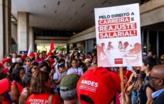 Em greve, servidores da educação federal fazem manifestação - (crédito: Reprodução/Fonasefe)