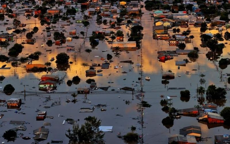 (Foto: Lauro Alves/Secom/Fotos Públicas) Rua desmorona em Gramado, na Serra Gaúcha, após fortes chuvas