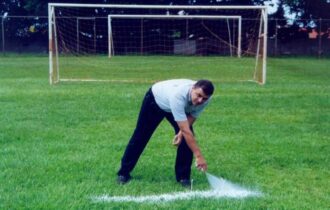 Fifa vai pagar R$ 200 milhões a brasileiro que inventou spray de marcação de barreira