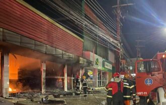 Em Manacapuru, incêndio de grandes proporções destrói supermercado