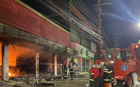Em Manacapuru, incêndio de grandes proporções destrói supermercado