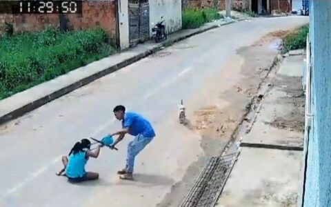 Assaltante armado com terçado rouba bolsa de mulher com criança de colo