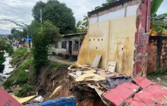 Casa desaba durante forte chuva em Manaus nesta terça-feira (7)