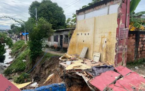 Casa desaba durante forte chuva em Manaus nesta terça-feira (7)