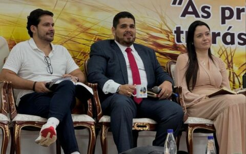 Alberto Neto volta à igreja de Valdemiro Santiago para receber orações