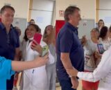 Funcionários e pacientes de hospital em Manaus tietam Bolsonaro
