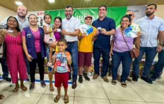 Governo do Amazonas distribui 750 cestas de alimentos em Manacapuru