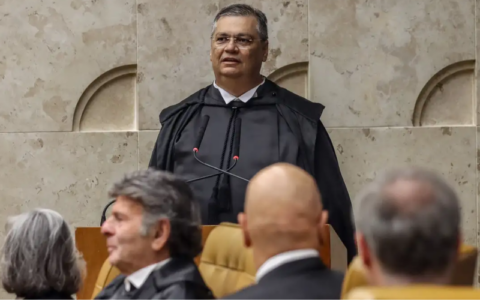 Dino suspende lei da Aleam que proíbe linguagem neutra nas escolas