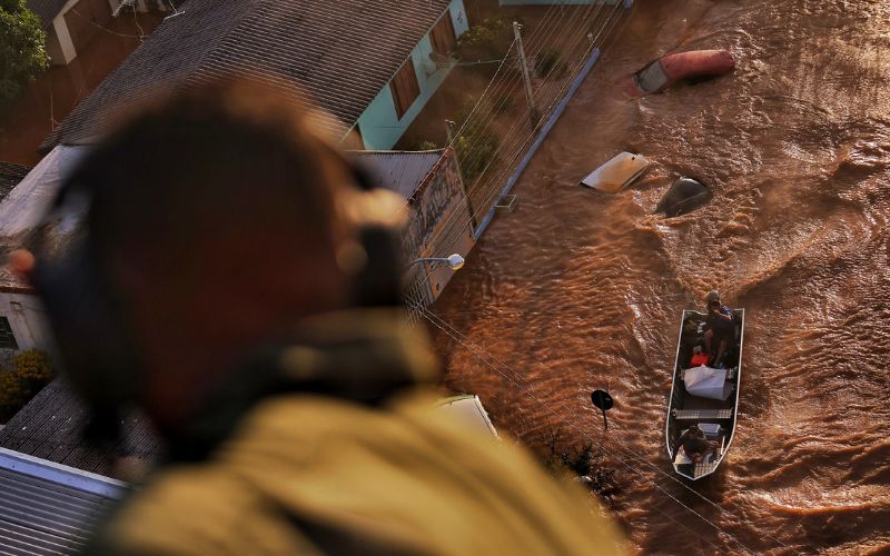 Operação de resgate com o helicóptero do Corpo de Bombeiros na Região Metropolitana (FOTOS: LAURO ALVES/SECOM)
