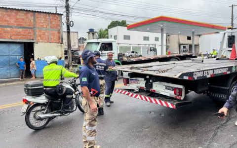 Operação remove sucatas de veículos que ocupavam indevidamente espaços públicos