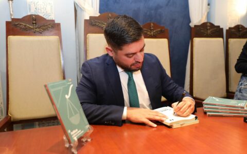 Reitor da UEA publica obra com análises sobre políticas públicas no Brasil e no AM