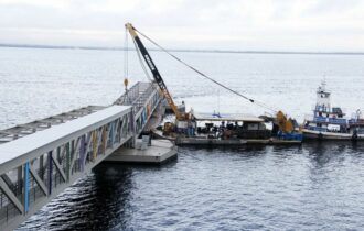 Segunda ponte do píer turístico é levada ao mirante Lúcia Almeida