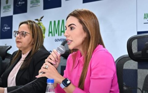 Após polêmicas, deputada Débora recebe medalha da Polícia Civil