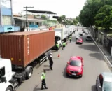 Por que carretas continuam circulando em horários proibidos em Manaus?