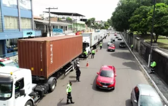 Por que carretas continuam circulando em horários proibidos em Manaus?