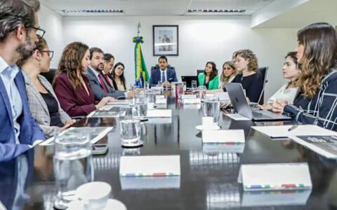 AGU quer acordo com plataformas para combater desinformação sobre RS