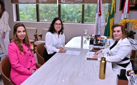 Presidente do TCE-AM empossa nova auditora técnica de controle externo