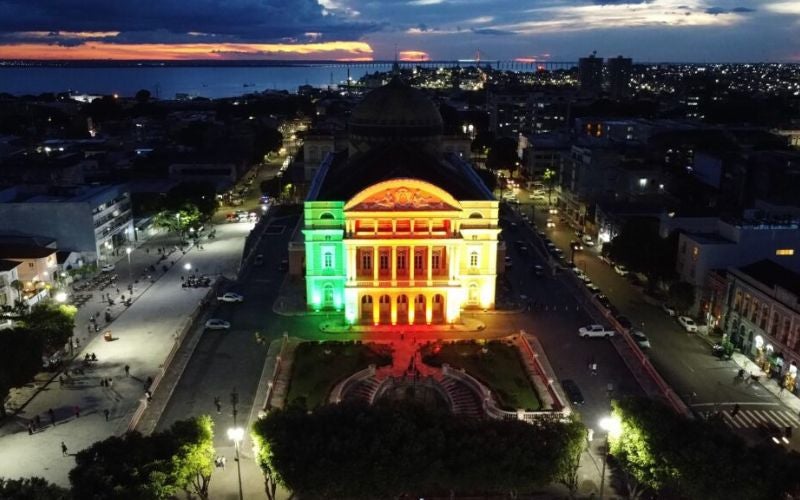 Teatro Amazonas recebe iluminação com as cores da bandeira do Rio Grande do Sul