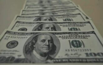 Dólar desaba após tarifas de Trump e atinge menor valor em seis meses