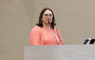 Vereadora Jacqueline abandona plenário, mas assina presença na CMM