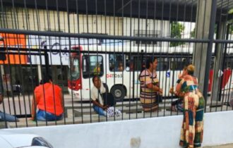Familiares 'enjaulados' no Poder Judiciário