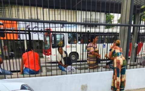 Familiares 'enjaulados' no Poder Judiciário