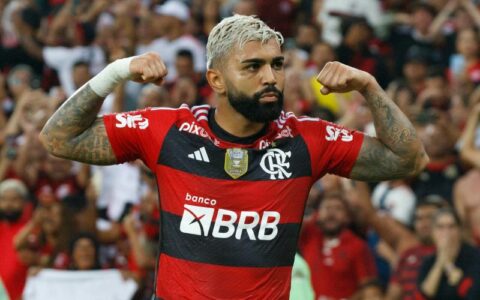 Gabigol assume erro e explica por que vestiu camisa do Corinthians