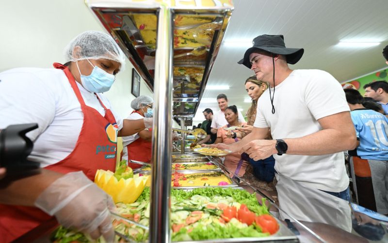 Prefeito de Manaus na inauguração do Prato do Povo