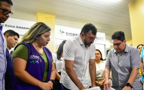 Wilson Lima assina termo para reforma do PAC em Parintins
