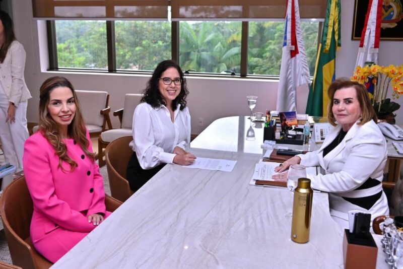 Presidente do TCE-AM empossa nova auditora técnica de controle externo