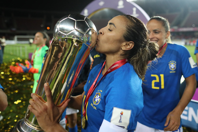 Marta repensa aposentadoria da seleção brasileira após anúncio de Copa do Mundo no Brasil