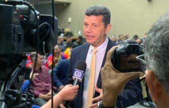 Especialista diz que barrar celular de presos é mais importante que instalar telas nos presídios   