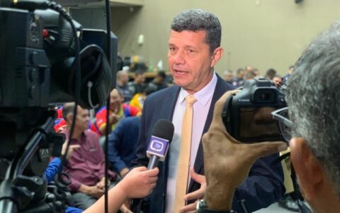 Especialista diz que barrar celular de presos é mais importante que instalar telas nos presídios   
