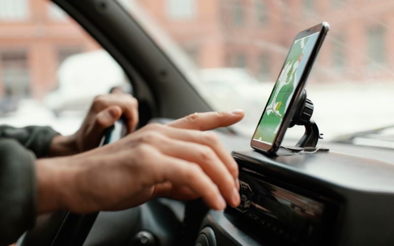 Homem no carro com o mapa no celular (Foto: Reprodução/Freepik) Uber assina acordo para combater violência contra mulheres
