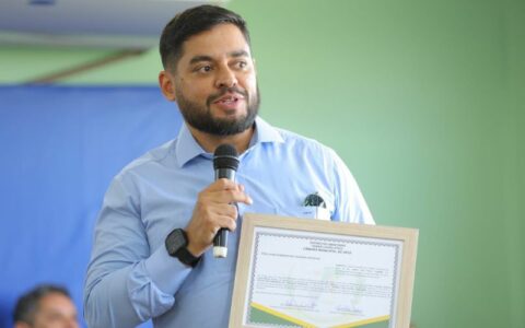 Reitor da UEA recebe título de cidadão apuiense