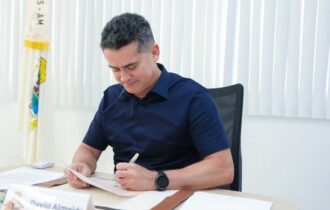 David Almeida assina a nomeação de aprovados no concurso da Semsa