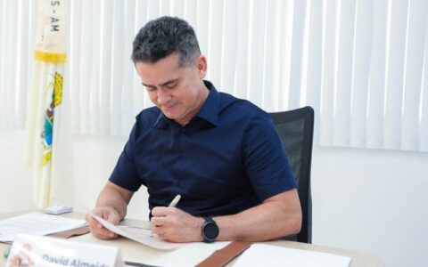 David Almeida assina a nomeação de aprovados no concurso da Semsa