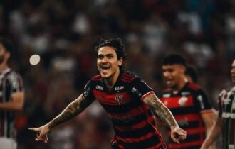 Flamengo bate Fluminense com gol de pênalti e segue líder do Brasileirão